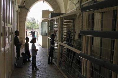 ضابط إسرائيلي يعتدي على طفل ويصادر دراجته بالمسجد الإبراهيمي
