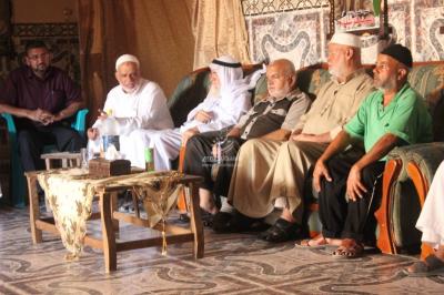 قيادة حماس تزور عائلة القسامي وليد مسعود