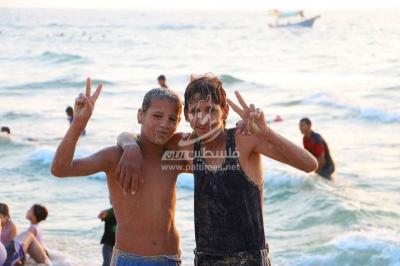 كاميرا "فلسطين الآن" ترصد استجمام الغزيين على شاطئ البحر