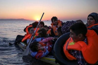وصول قارب يقل لـاجئين سوريين إلى شواطئ اليونان