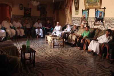 قيادة حماس تزور عائلة القسامي وليد مسعود