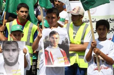 صور: مسيرة بغزة للمطالبة بالإفراج عن المختطفين الأربعة بمصر