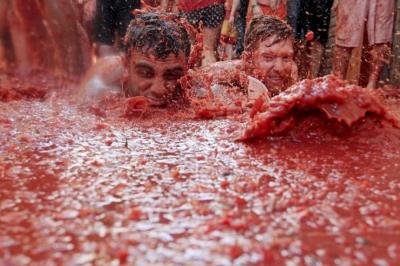 "حرب الطماطم" بشوارع بونيول الإسبانية