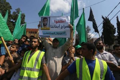 صور: مسيرة بغزة للمطالبة بالإفراج عن المختطفين الأربعة بمصر