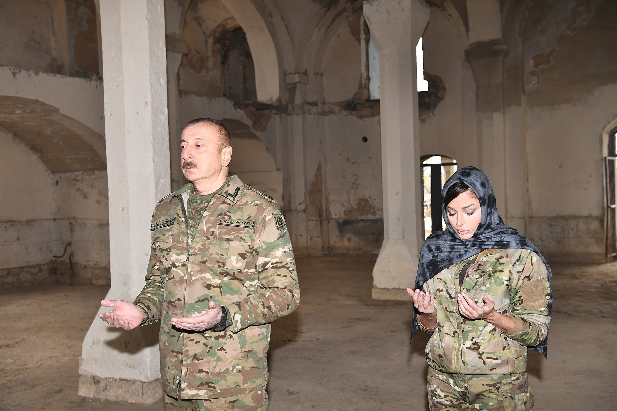 الرئيس-إلهام-علييف-وزوجته-مهريبان-علييفا-في-مسجد-تاريخي-مدينة-أغدام-المحررة.jpg