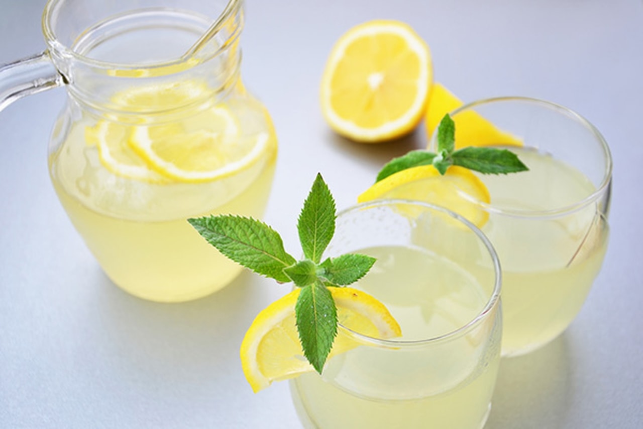 Что делает вода с лимоном. Лимонный Фреш. Стакан воды с лимоном. Вода с лимонным соком. Лимонный сок в стакане.